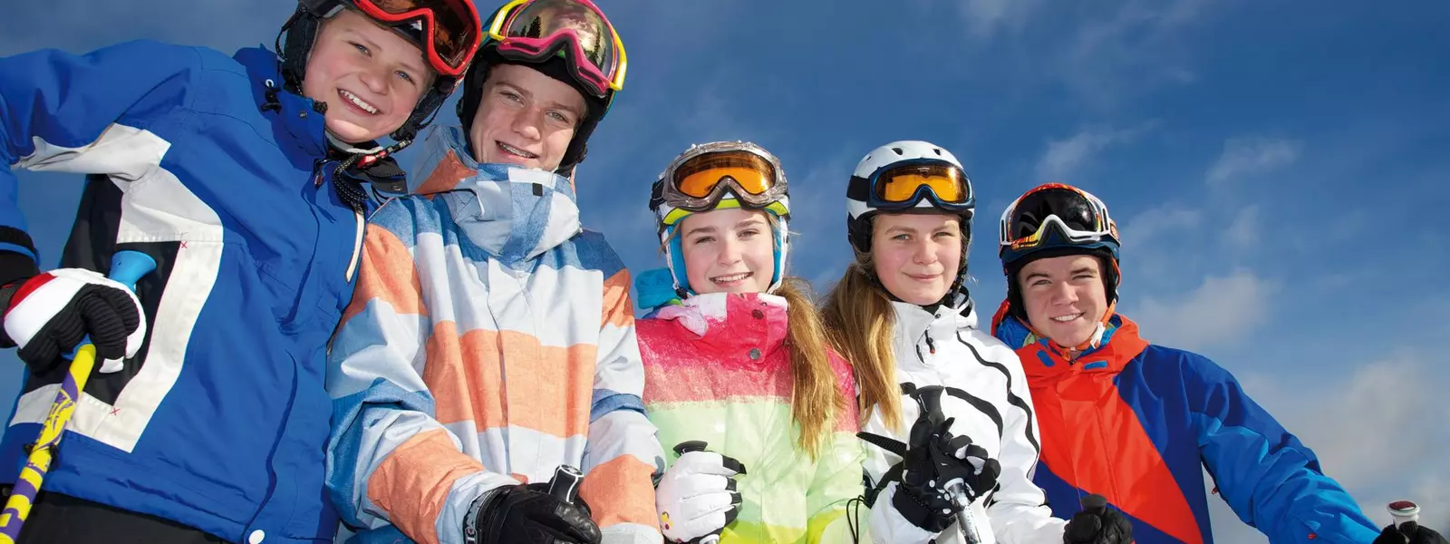 Gruppe Teenager beim Skifahren
