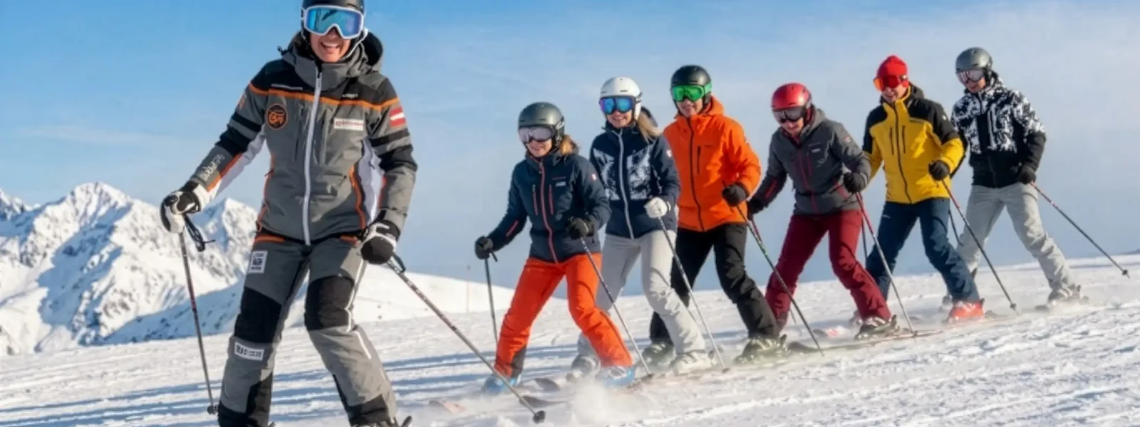 Gruppe Skifahrer – Kinder und Erwachsene