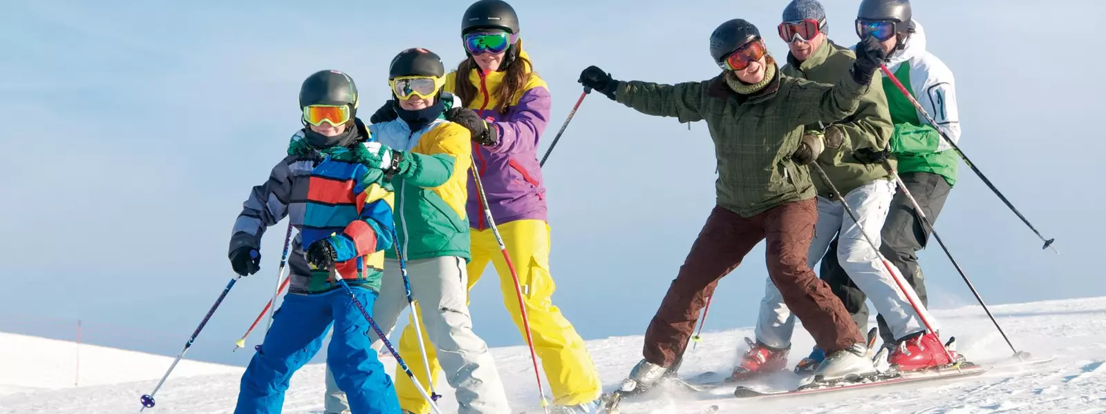 Gruppe Skifahrer – Kinder und Erwachsene