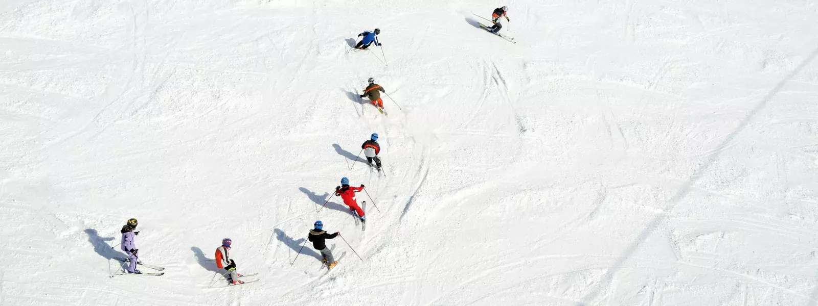 Skikurs, Kinder fahren hinter dem Skilehrer her